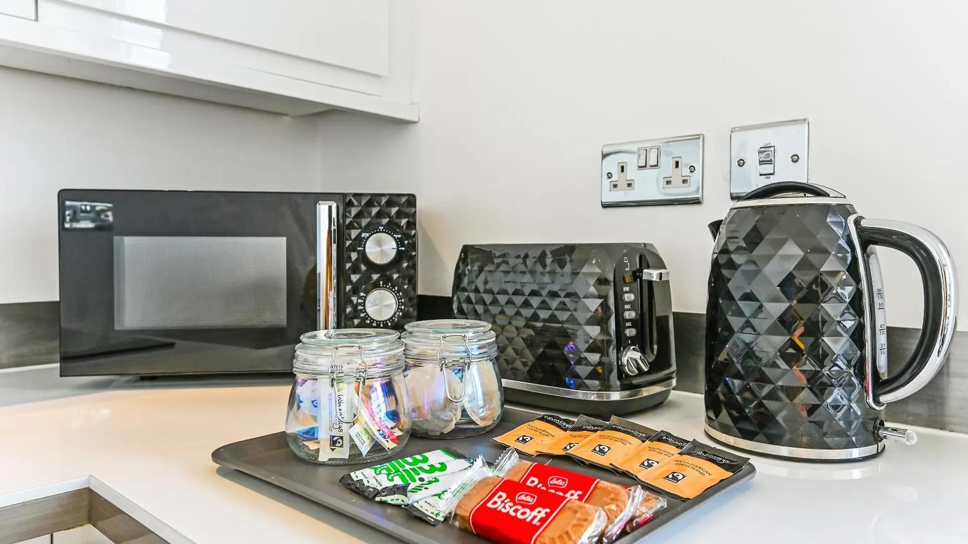 Apartment Family 1 Bed Apt Near Cardiff City Centre, Free Parking, Quiet, Secure Neighbourhood