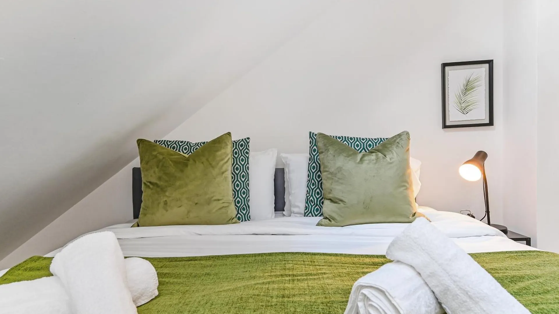 Family 1 Bed Apt Near Cardiff City Centre, Free Parking, Quiet, Secure Neighbourhood Apartment