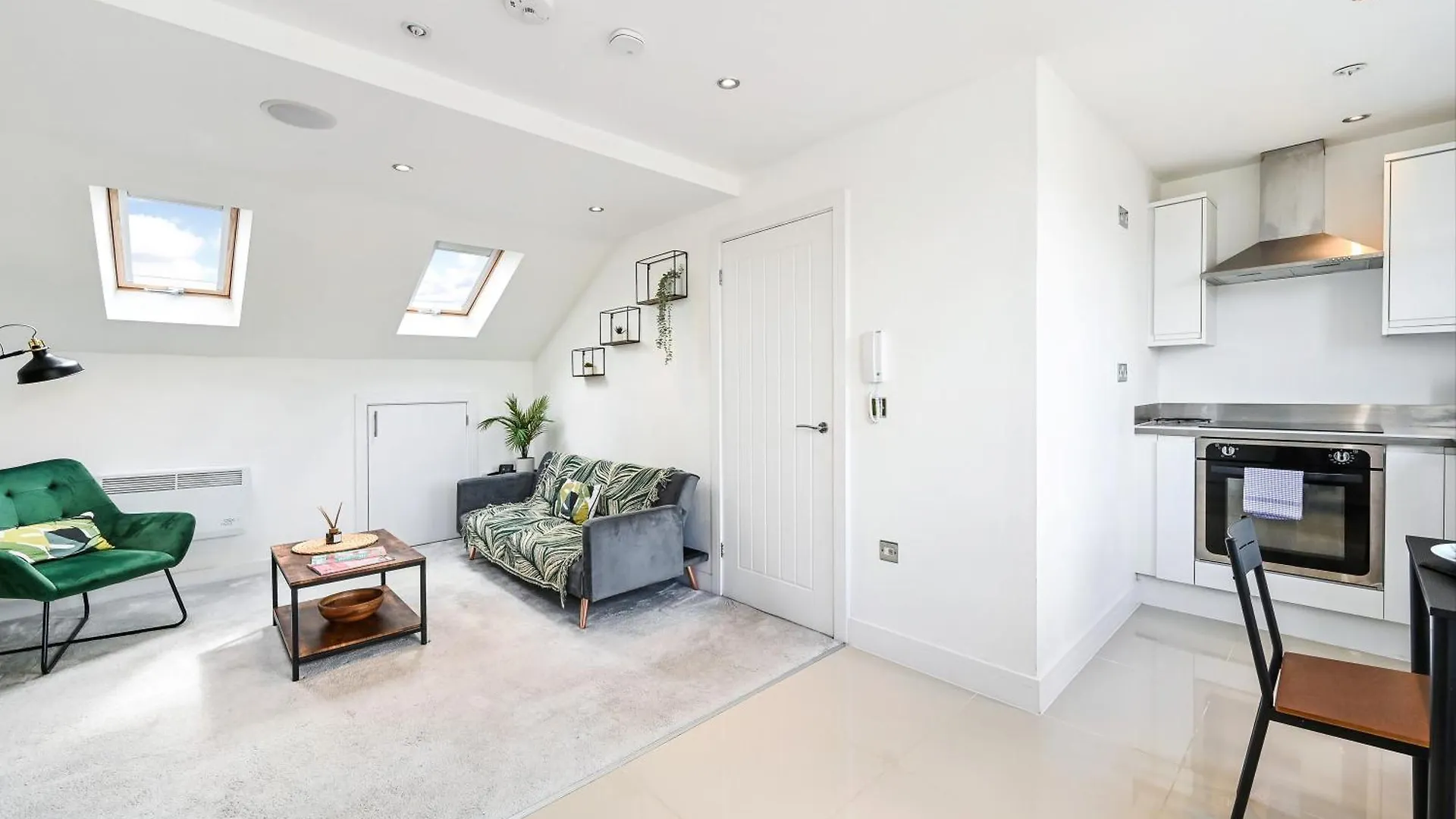 Family 1 Bed Apt Near Cardiff City Centre, Free Parking, Quiet, Secure Neighbourhood Apartment