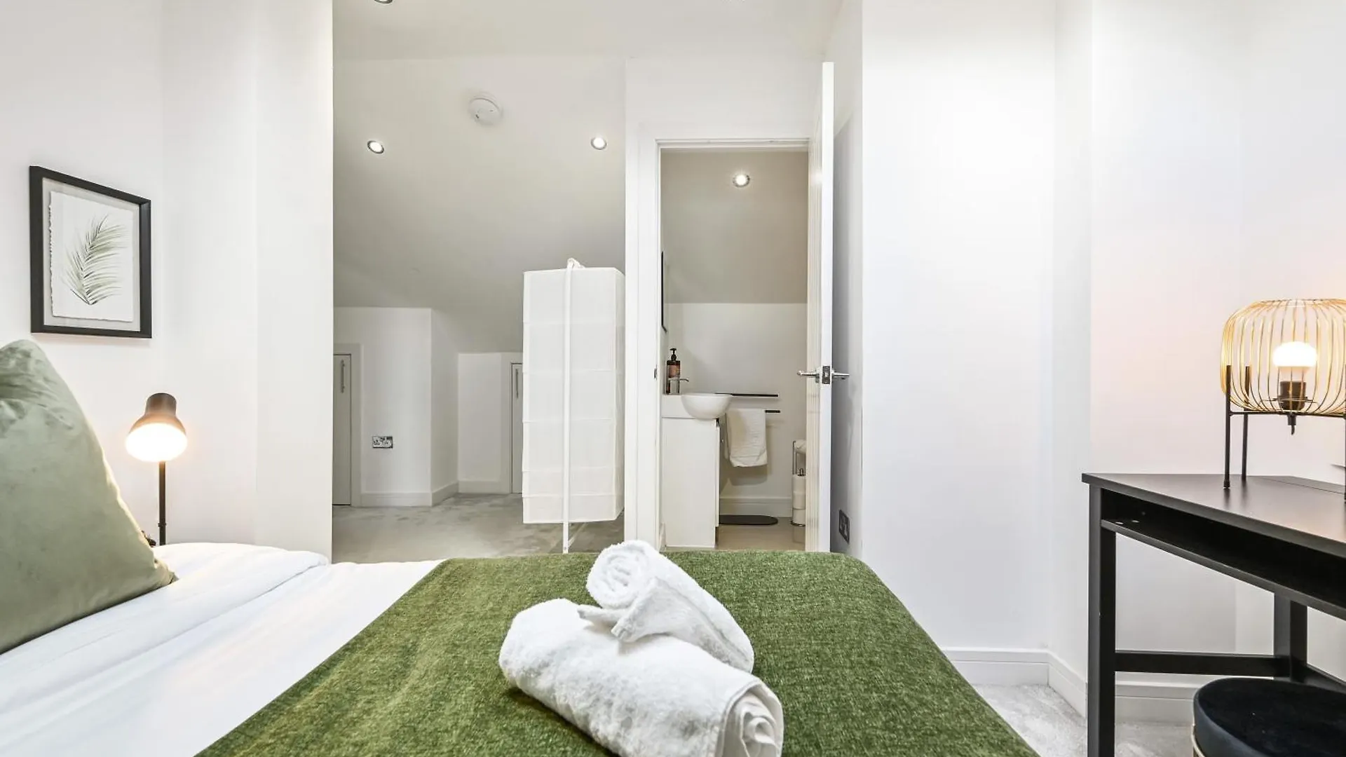 Family 1 Bed Apt Near Cardiff City Centre, Free Parking, Quiet, Secure Neighbourhood Apartment
