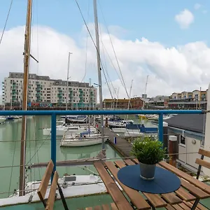 https://on-the-water-waterside-studio-with-mezzanine-and.brighton-hotels-england.com